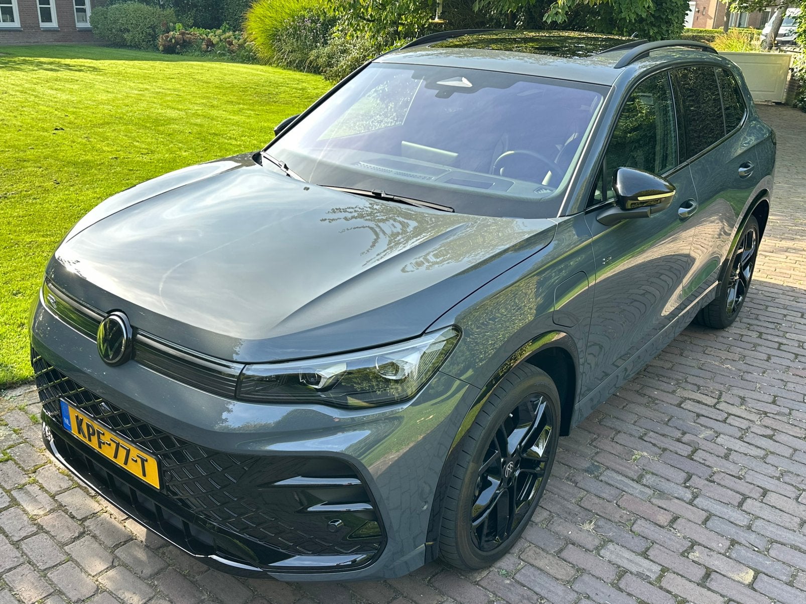 Volkswagen Tiguan Hybride 272PK R-Line 2025 Dolphin Grijs, Dealer onderhouden, Zwart, 4 cilinders, Hybride Elektrisch/Benzine