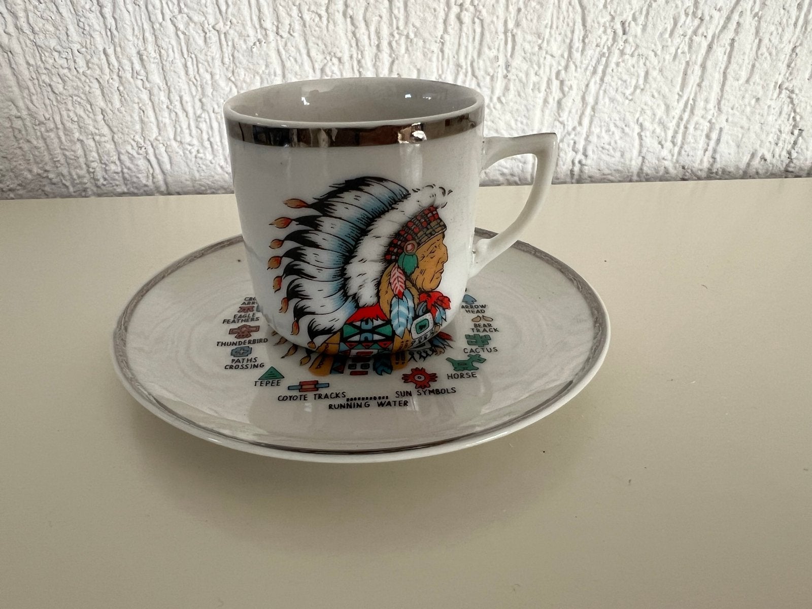 Native Indian espresso Kop en Schotel met Indiaan Afbeelding, Antiek en Kunst, Ophalen of Verzenden