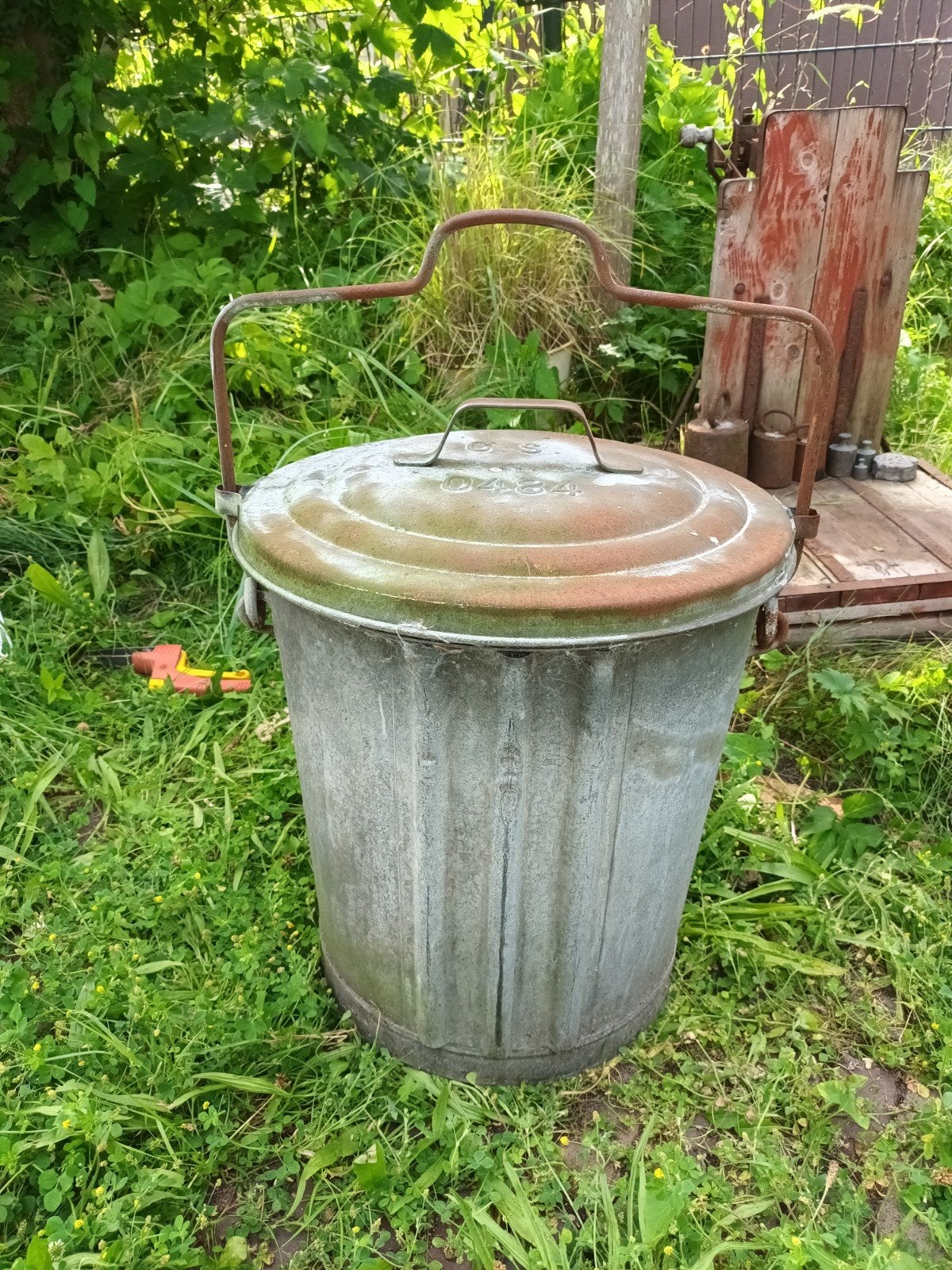 Vintage zinken vuilnisemmer met deksel, Ophalen
