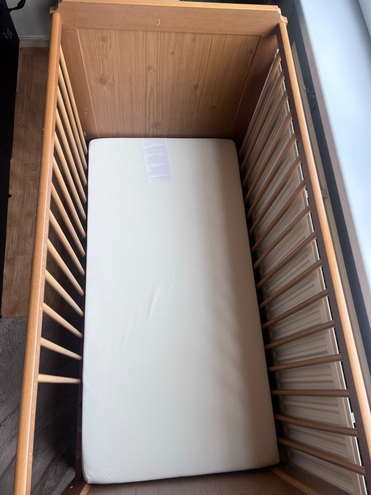 Houten ledikant met matras (nooit gebruikt) en bumper, Kinderen en Baby's, Babywiegjes en Ledikanten, Ophalen, Zo goed als nieuw