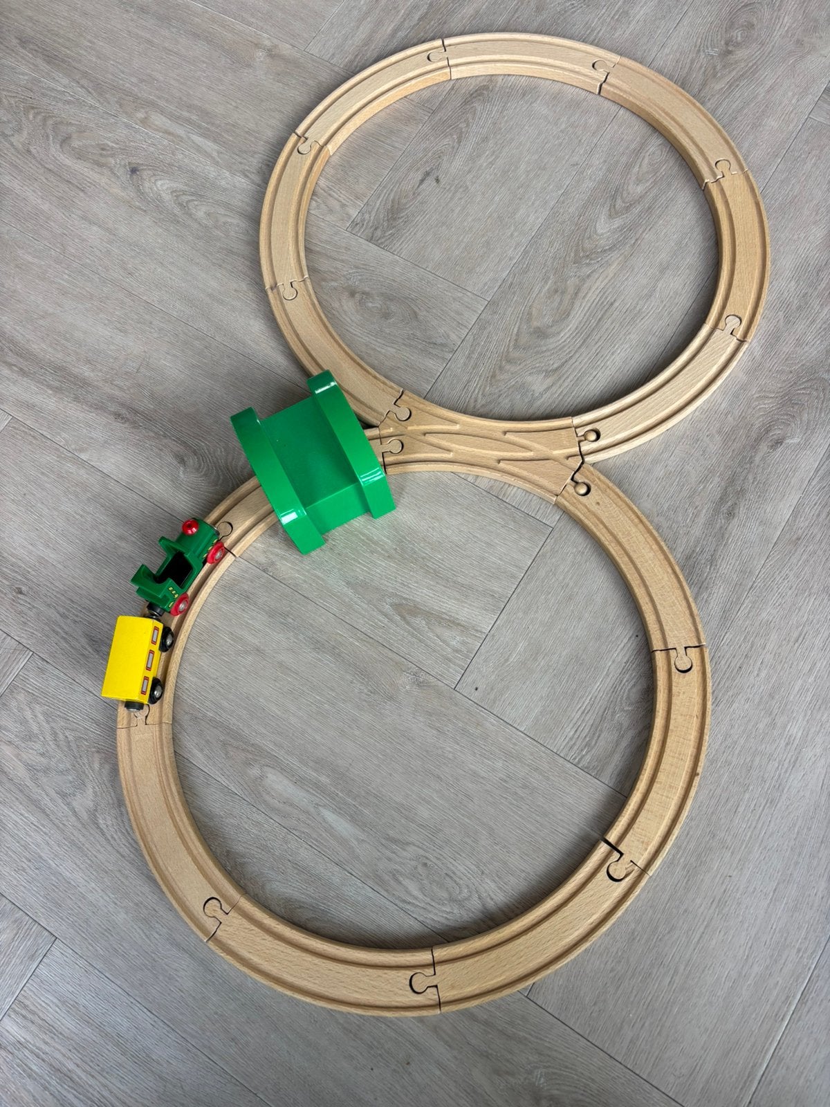 Houten treinbaan met brug en locomotief met 1 wagon, Ophalen of Verzenden, Zo goed als nieuw