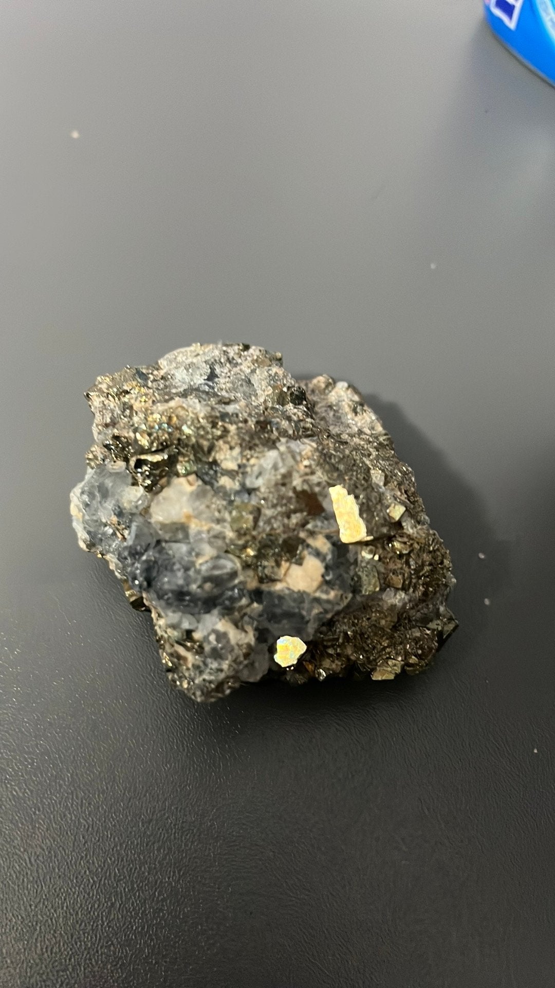 Steen met goud details, Ophalen