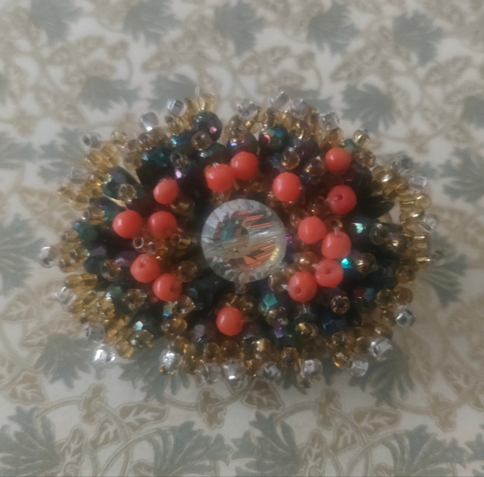 Vintage jaren '60 atelier gemaakte broche van glas kraaltjes, Ophalen of Verzenden, Zo goed als nieuw
