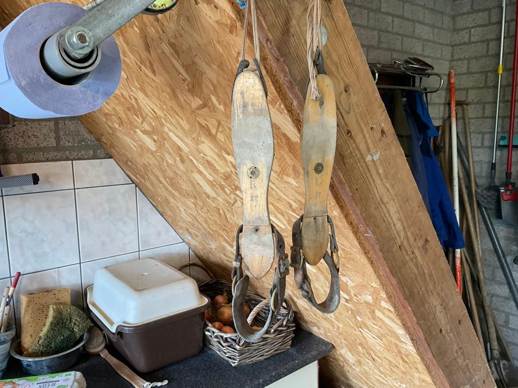 Te koop  2 sets oude houten schaatsen  onderbinders, Ophalen of Verzenden