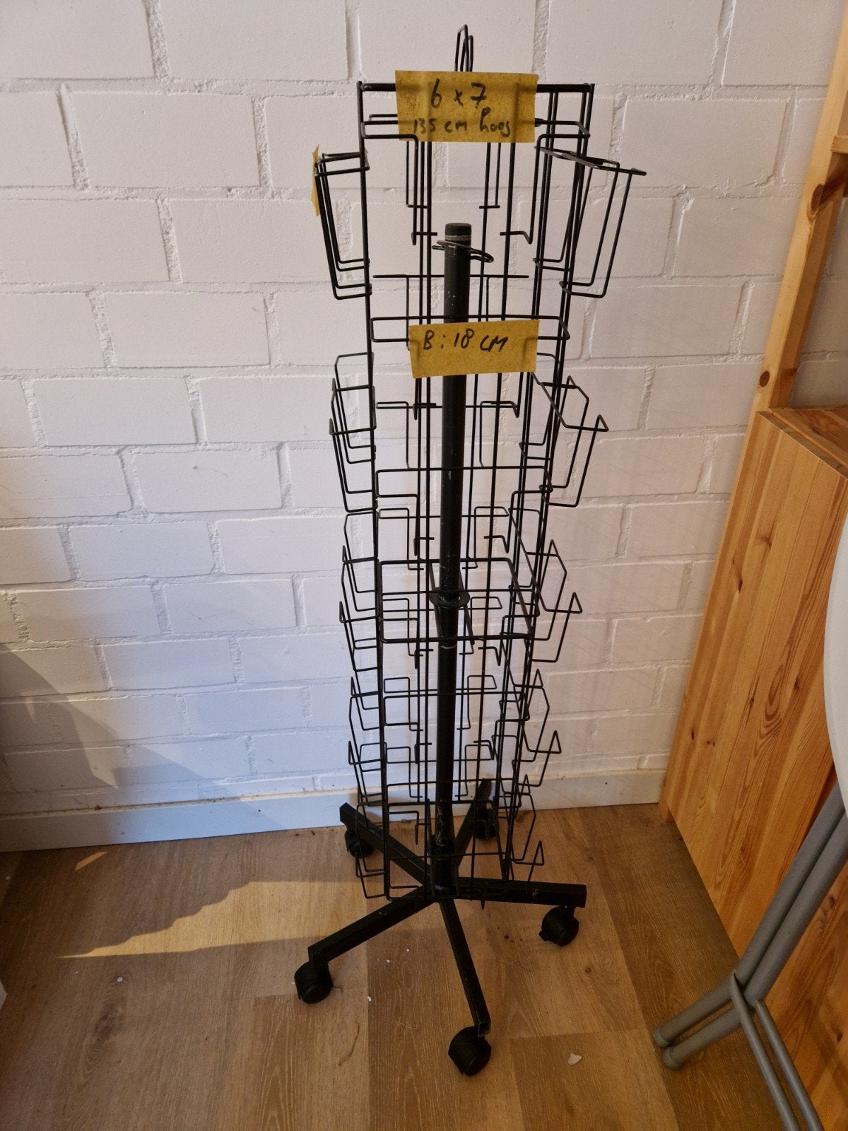 Draaibaar displayrek voor kaarten/ansichtkaarten op wielen, Ophalen