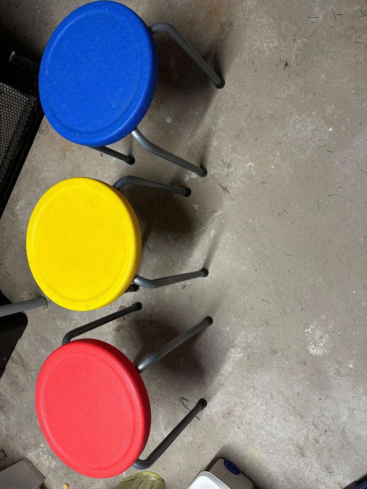 65 kleurrijke krukken (rood, geel, blauw), Ophalen