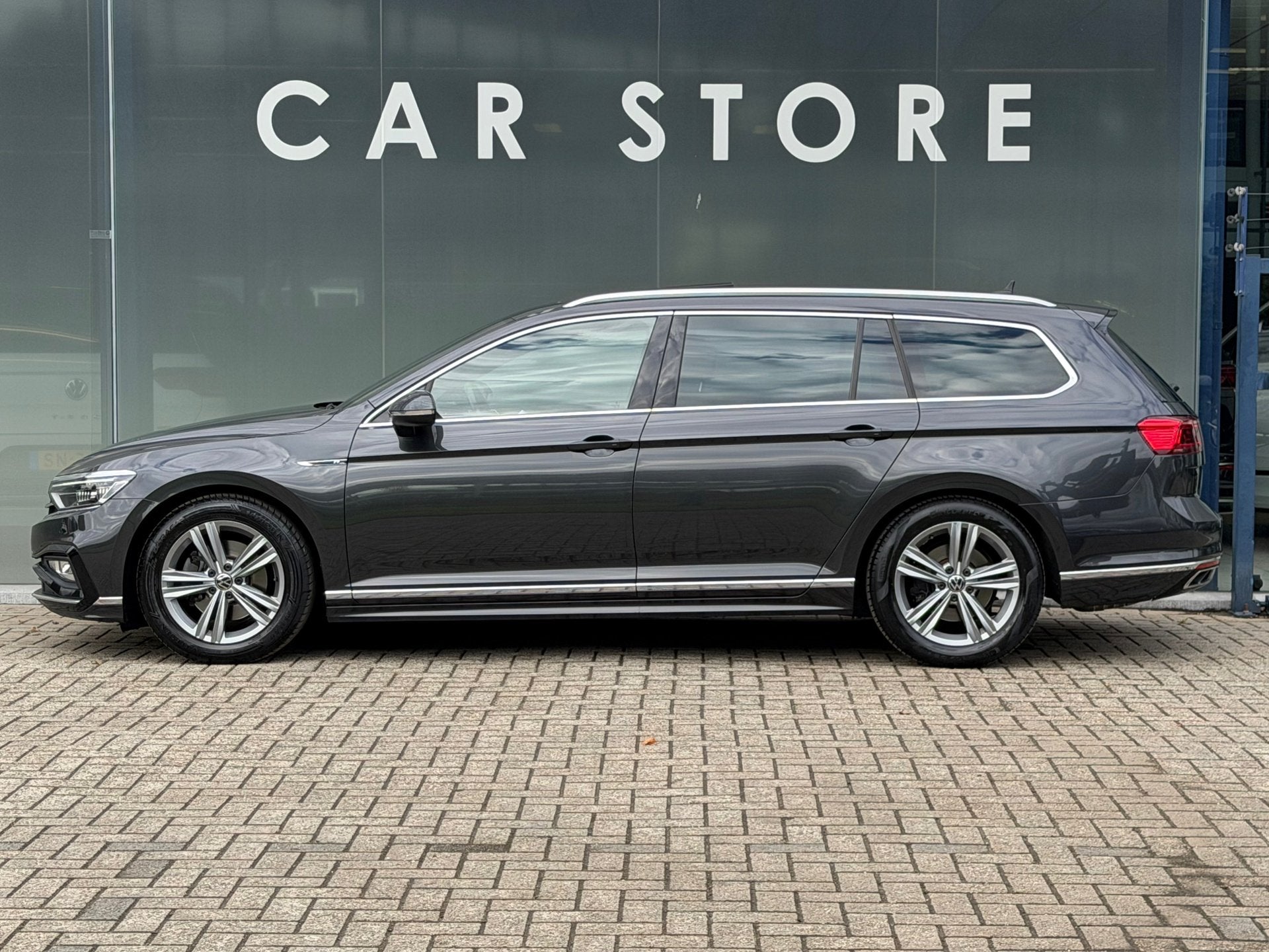 Volkswagen Passat Variant 1.5 TSI R-Line Business + PANO/LED, Dealer onderhouden, 730 kg, 4 cilinders, 150 pk