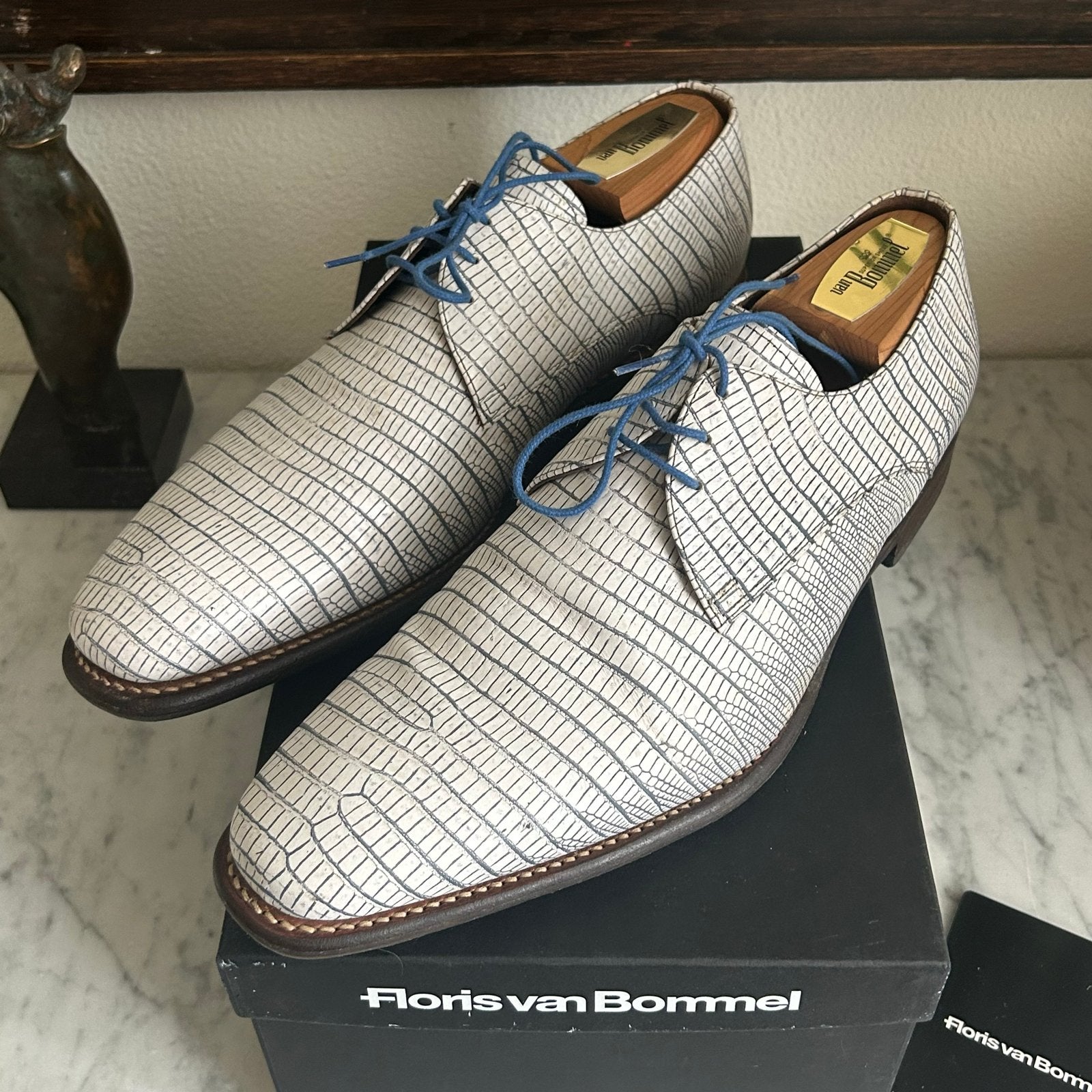 Floris van Bommel Nette schoenen wit blauw Maat 8,5 42.5 43, Wit, Ophalen of Verzenden, Zo goed als nieuw, Veterschoenen