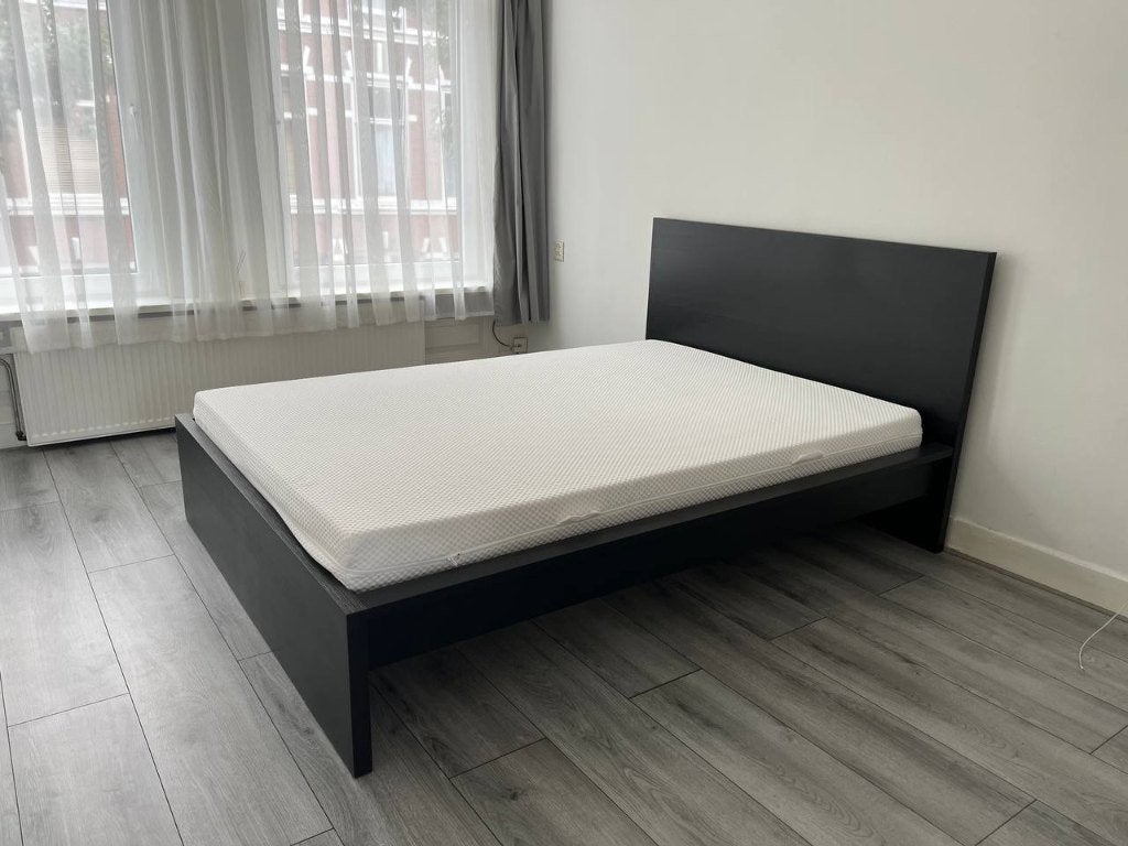 IKEA MALM bed 140x200 met ÅBYGDA matras – uitstekende staat, Huis en Inrichting, Zwart, Tweepersoons, Zo goed als nieuw, 200 cm