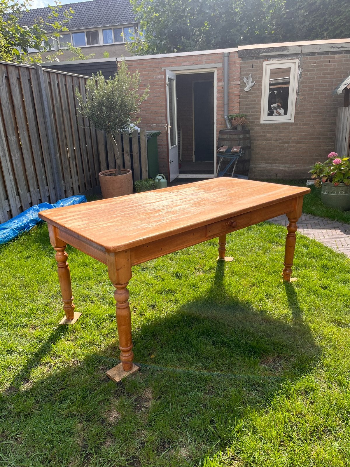 Massief grenen eettafel met ronde poten, Ophalen