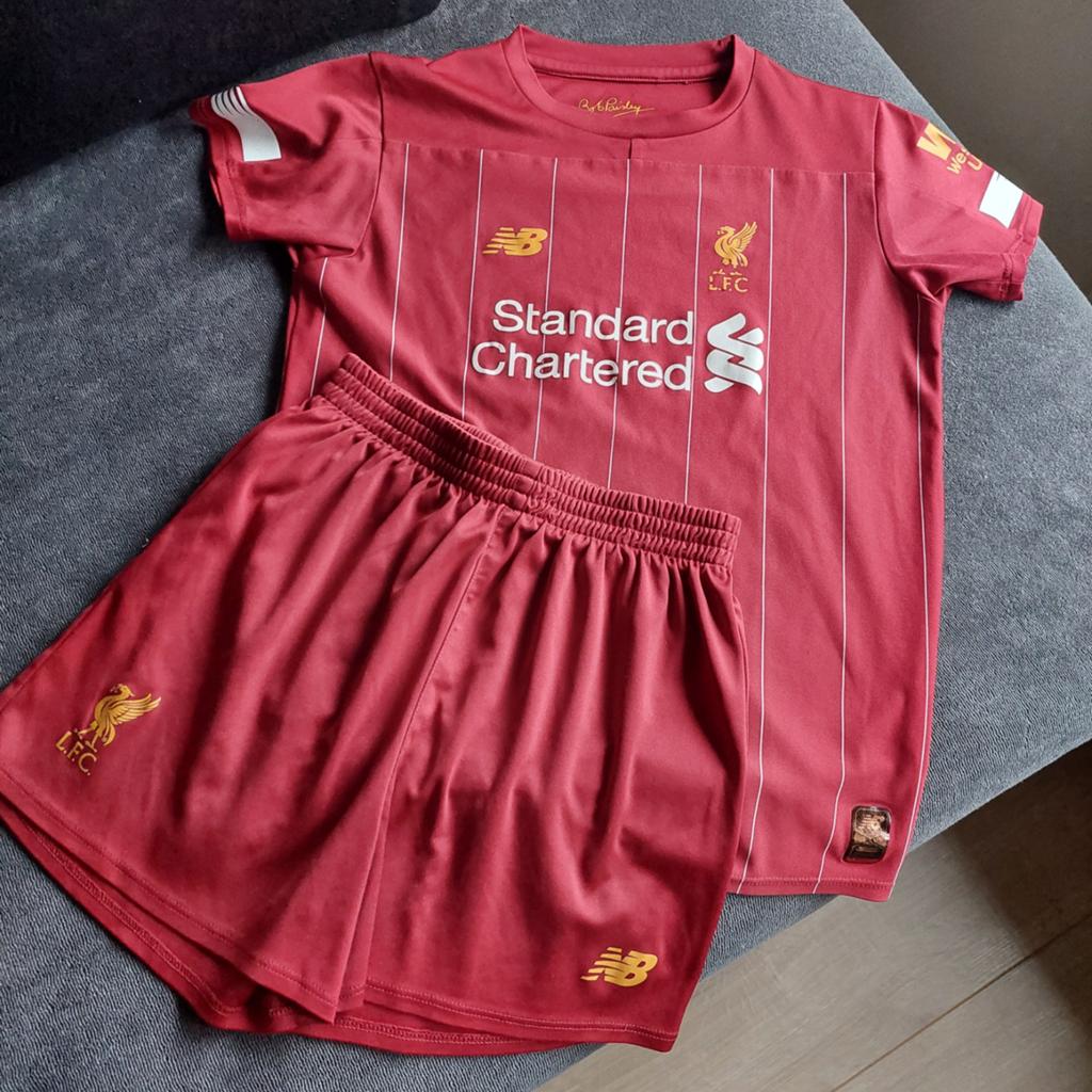 Liverpool tenue maat 116, Sport en Fitness, Voetbal, Maat XS of kleiner, Ophalen of Verzenden, Zo goed als nieuw, Set