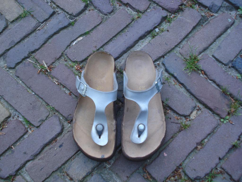 BIRKENSTOCK GIZEH ZILVER 37 NU GRATIS VERZENDING PER POST, Slippers, Overige kleuren, Verzenden, Zo goed als nieuw