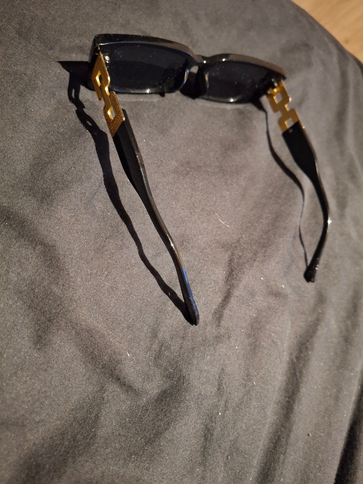 Versace Zwarte Zonnebril met Gouden Details, Sieraden, Tassen en Uiterlijk, Zonnebril, Zwart, Zo goed als nieuw, Ophalen