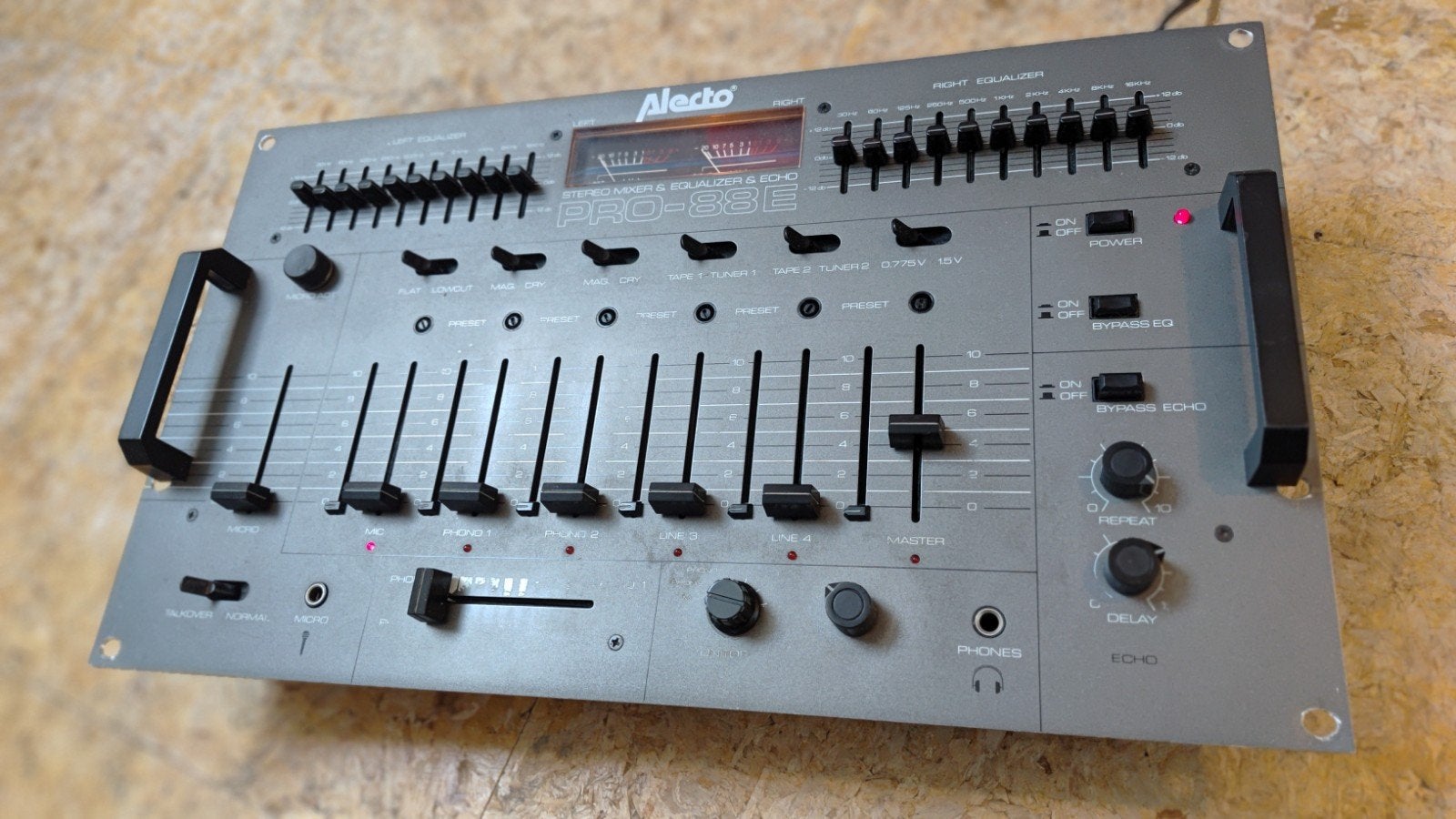 Alecto Pro-88 Stereo Mixer met EQ en Echo - Gebruikt, Ophalen of Verzenden, Gebruikt, 5 tot 10 kanalen, Microfooningang
