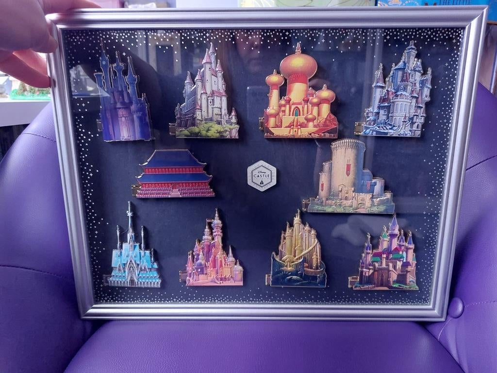 Volledige Disney Castle Collection pin set inclusief display, Ophalen, Overige figuren, Zo goed als nieuw, Overige typen