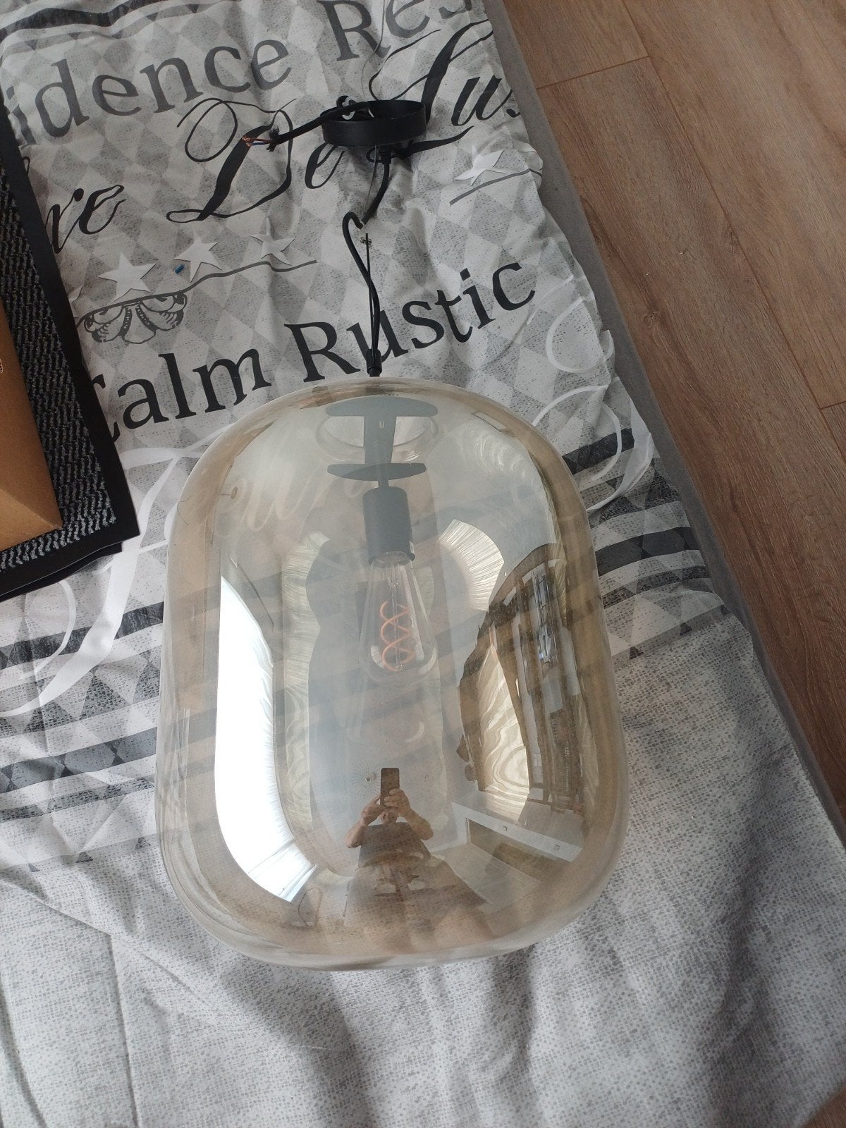 Moderne hanglamp met glazen kap en E27 fitting, Huis en Inrichting, Lampen | Hanglampen, Ophalen, Nieuw, E27 (groot), Glas