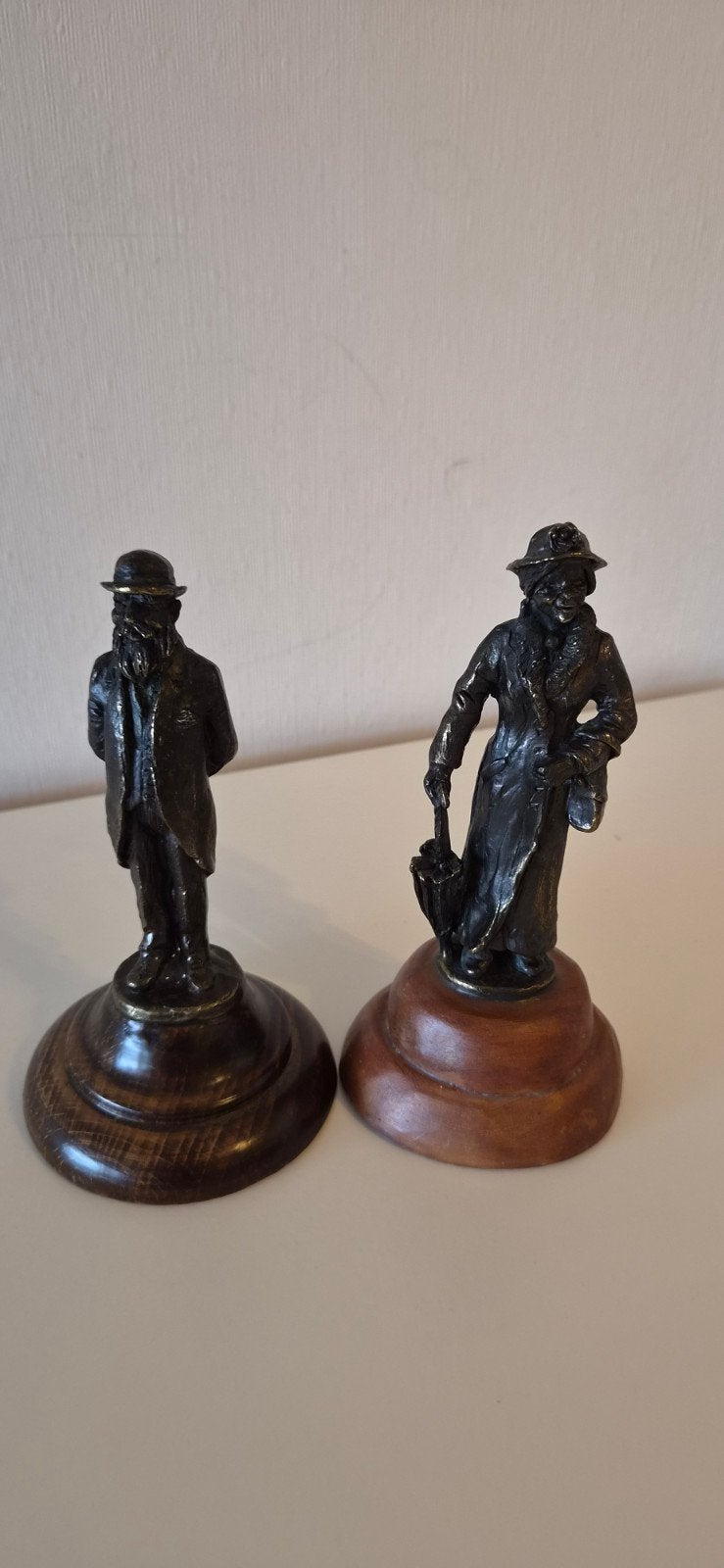 Bronzen beelden van man en vrouw op houten sokkel, Antiek en Kunst, Kunst | Beelden en Houtsnijwerken, Minder dan 20 cm, Ophalen of Verzenden