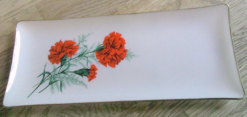 Vintage glazen cakeschaal met rode anjers met gouden randje, Ophalen of Verzenden