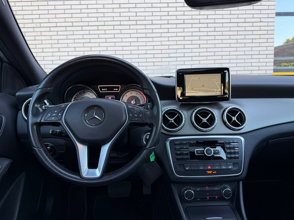 Mercedes-Benz GLA-klasse 200 AMG Pack, Pano dak, Xenon, Stoe, Auto's, Mercedes-Benz, Gebruikt, 715 kg, Leder en Stof, Bedrijf
