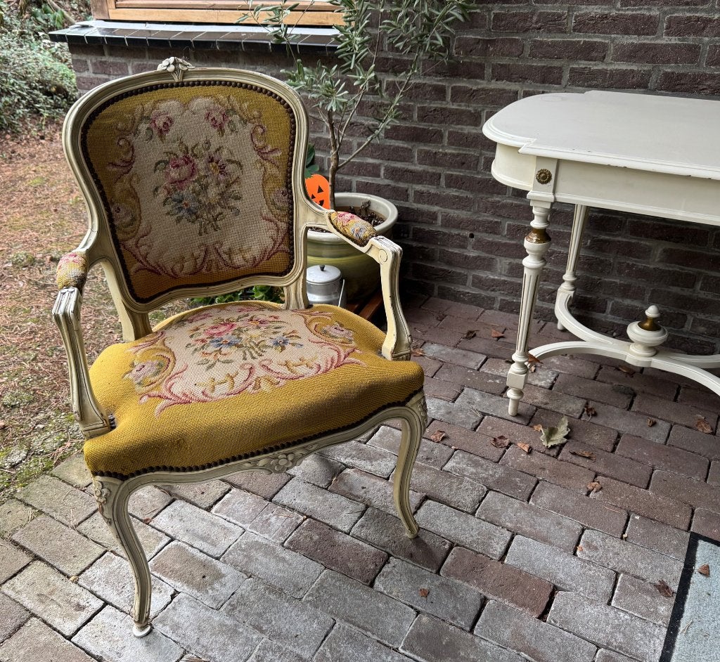 Stoeltje of Antieke fauteuil met geborduurde bekleding, Ophalen