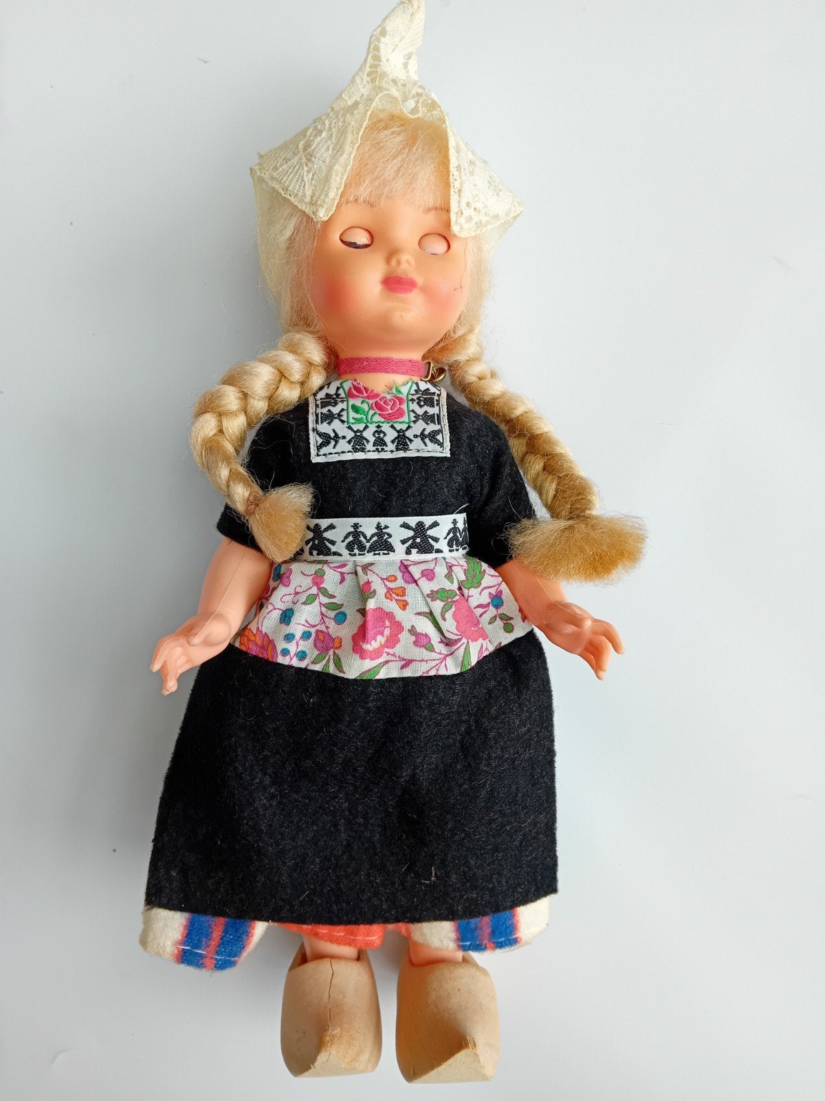 Vintage Hollandse pop in klederdracht met klompjes, Verzamelen, Poppen, Verzenden, Gebruikt, Pop