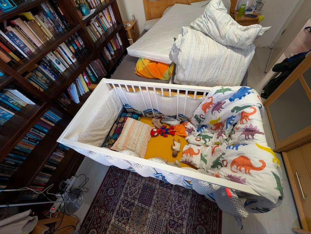 Kidsmill Lars: zeer solide peuterbedje, matras & hoeslakens, Ophalen, Zo goed als nieuw, Ledikant