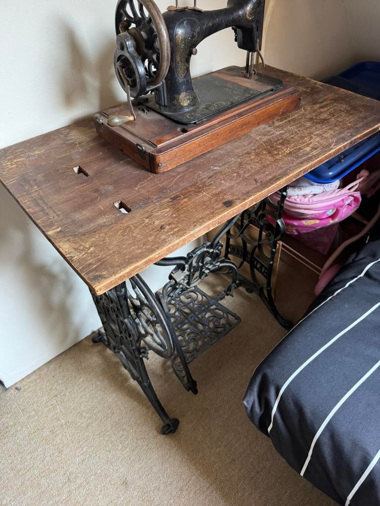 Antieke Singer Naaimachine uit 1873 - Met Naumann Traptafel, Ophalen