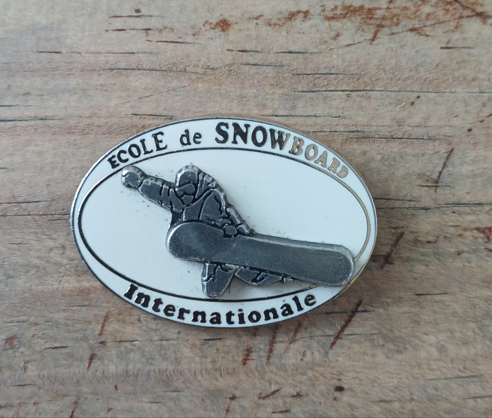 Vintage Snowboard School Internationale Pin, Sport en Fitness, Snowboarden, Ophalen of Verzenden, Board