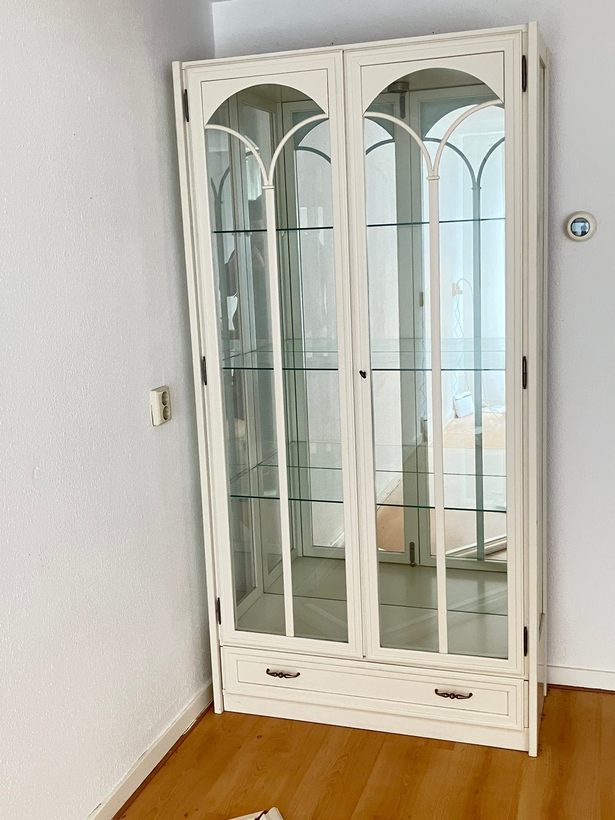 GRATIS Witte vitrinekast met glazen deuren en planken, Huis en Inrichting, Ophalen, Gebruikt, 100 tot 150 cm, Landelijk