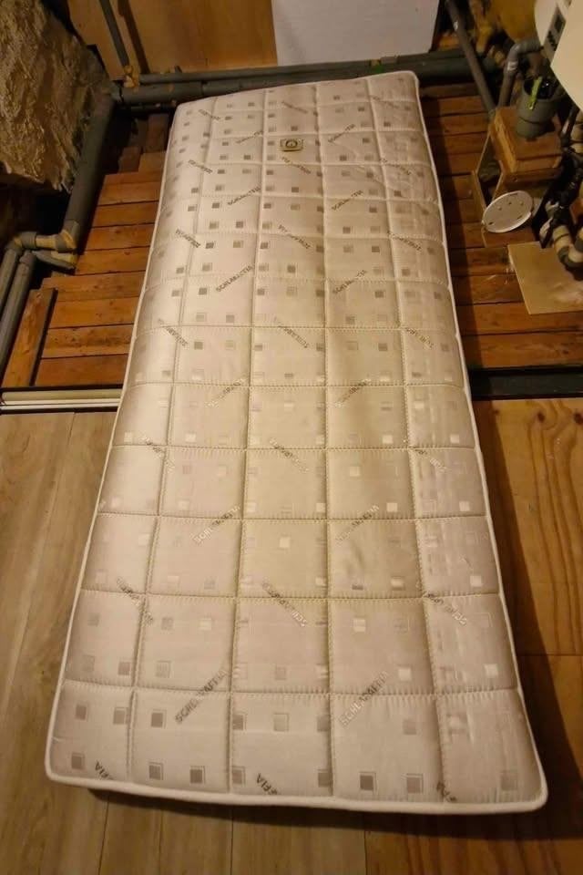 Mattress, Huis en Inrichting, Slaapkamer | Matrassen en Bedbodems, Zo goed als nieuw, Matras, 90 cm, 200 cm, Eenpersoons, Ophalen