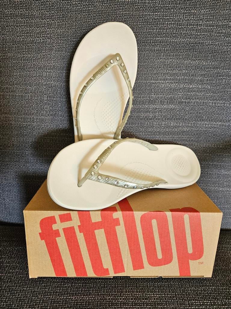 NIEUW,fitflop slippers,zilvergrijs met steentjes,maat 37, Kleding | Dames, Schoenen, Slippers, Nieuw, Ophalen of Verzenden, Fitflop