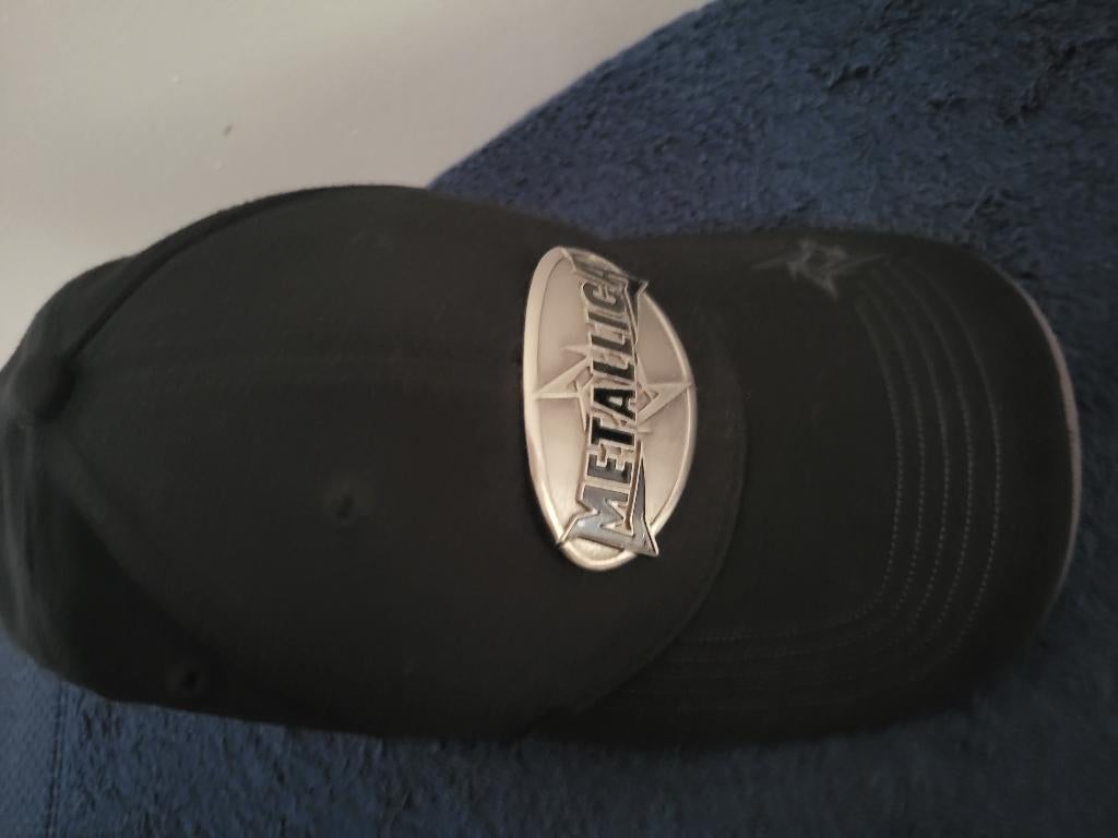 Metallica pet/cap zwart + metalen embleem collectors item, Verzenden, Zo goed als nieuw, Overige typen