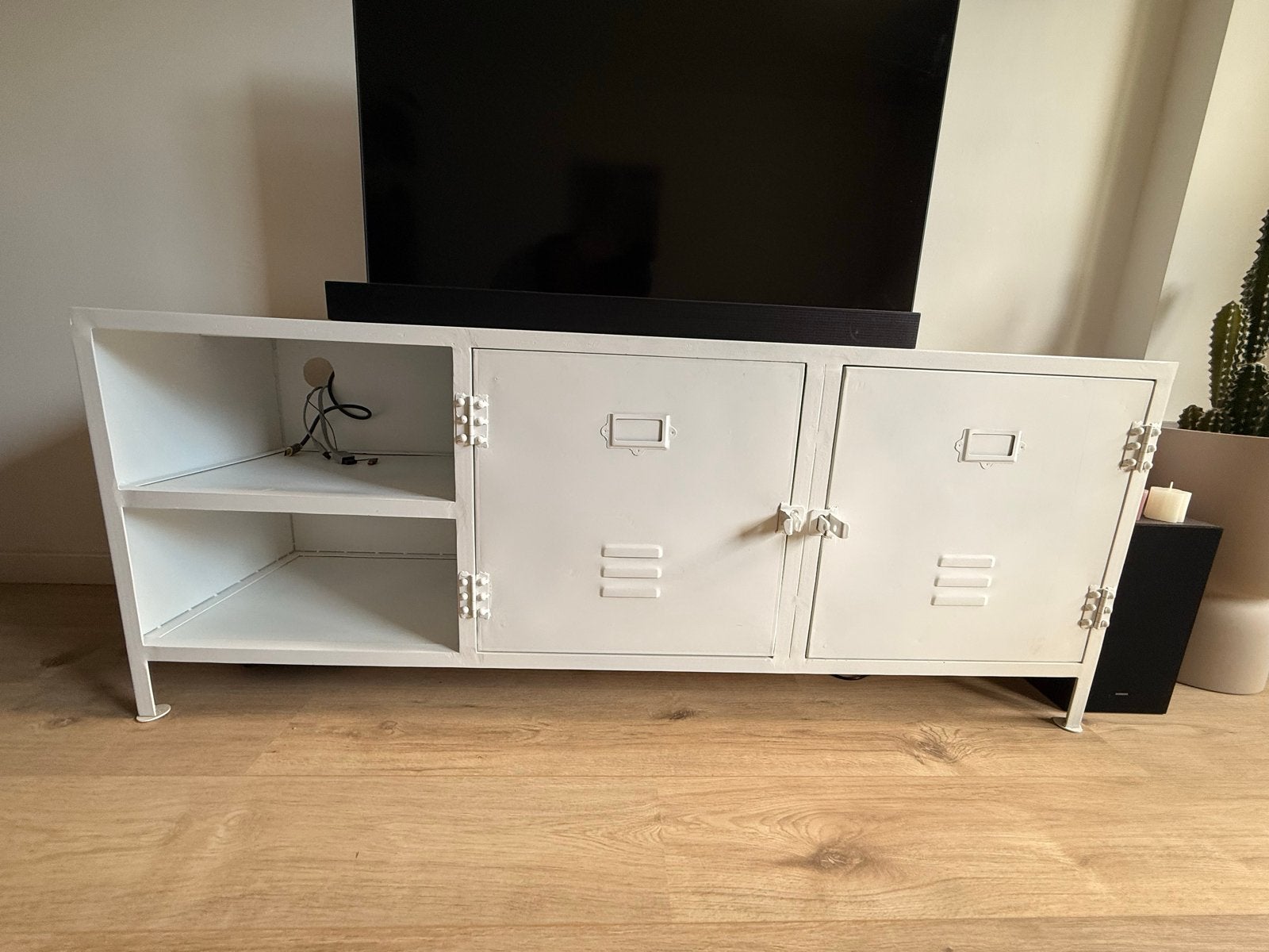Wit metalen tv-meubel met opbergruimte 150x60x40xm, Ophalen, Gebruikt, 100 tot 150 cm, Minder dan 100 cm