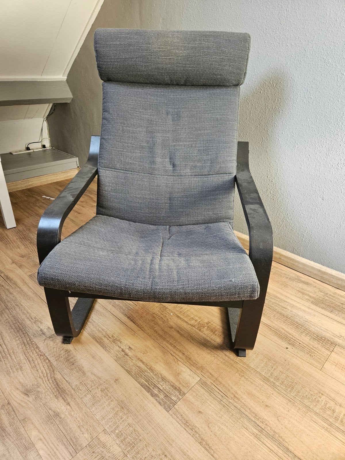 Comfortabele grijze schommelstoel met stoffen bekleding, Ophalen, Gebruikt, Modern, Comfortabel, Hout