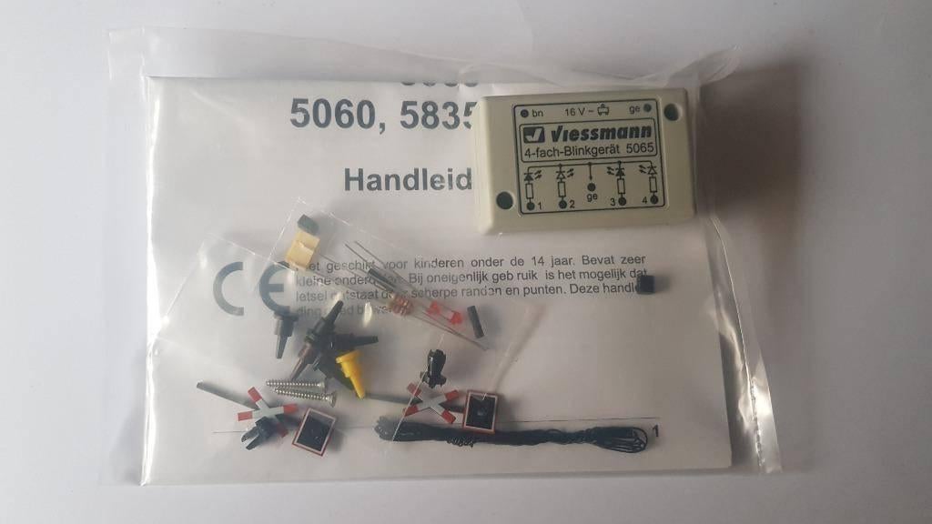 Viessmann: 2 Andreaskruizen met knipperlicht NIEUW, Hobby en Vrije tijd, Modeltreinen | H0, Overige merken, Transformator of Voeding
