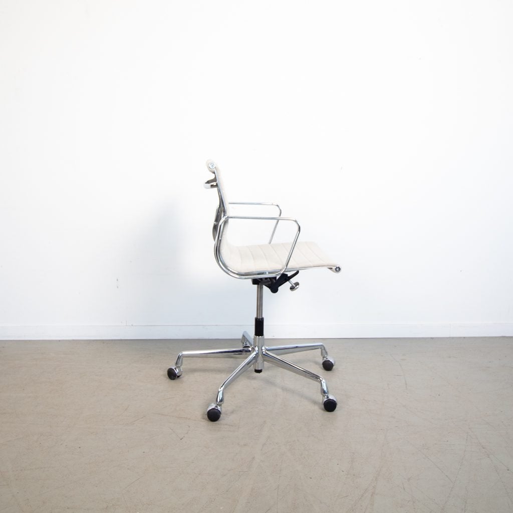 Vitra Eames EA 117 Bureaustoel Wit Hopsak -  Chroom, Niet ingevuld, Zo goed als nieuw, Niet ingevuld, Niet ingevuld