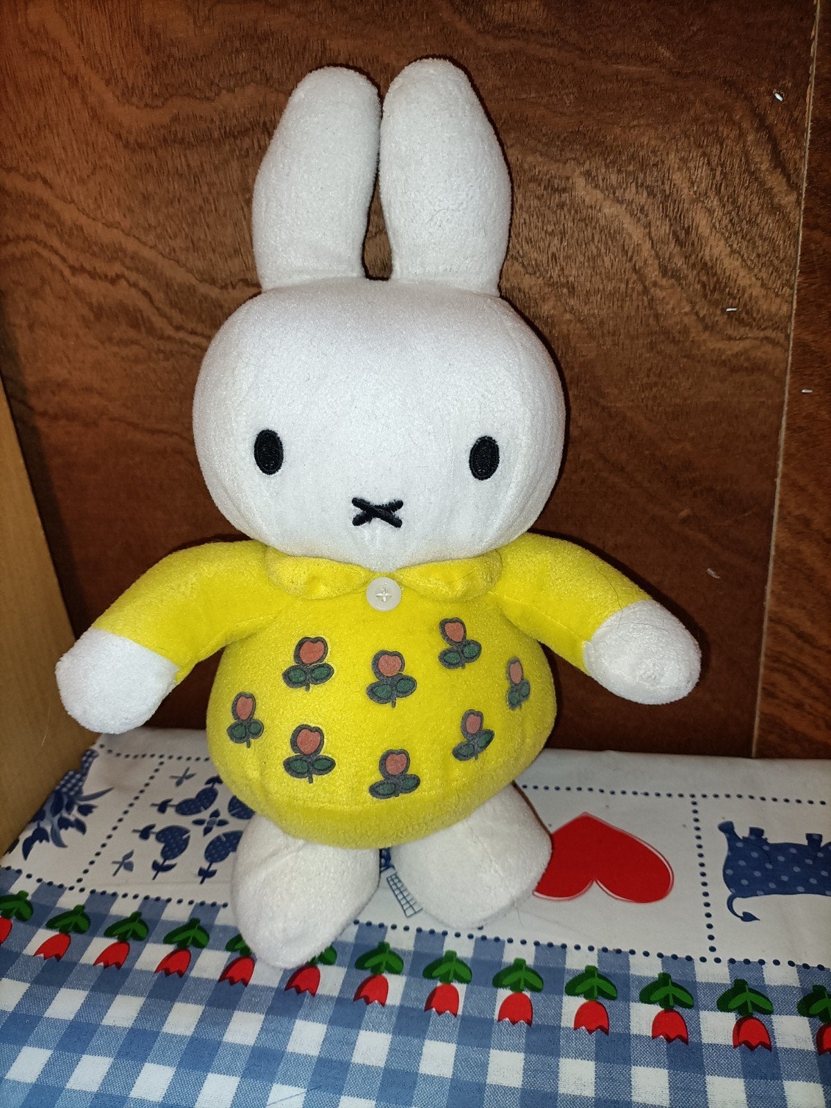 Nijntje knuffel gele trui met tulpen 29 cm groot, Ophalen of Verzenden, Zo goed als nieuw, Konijn