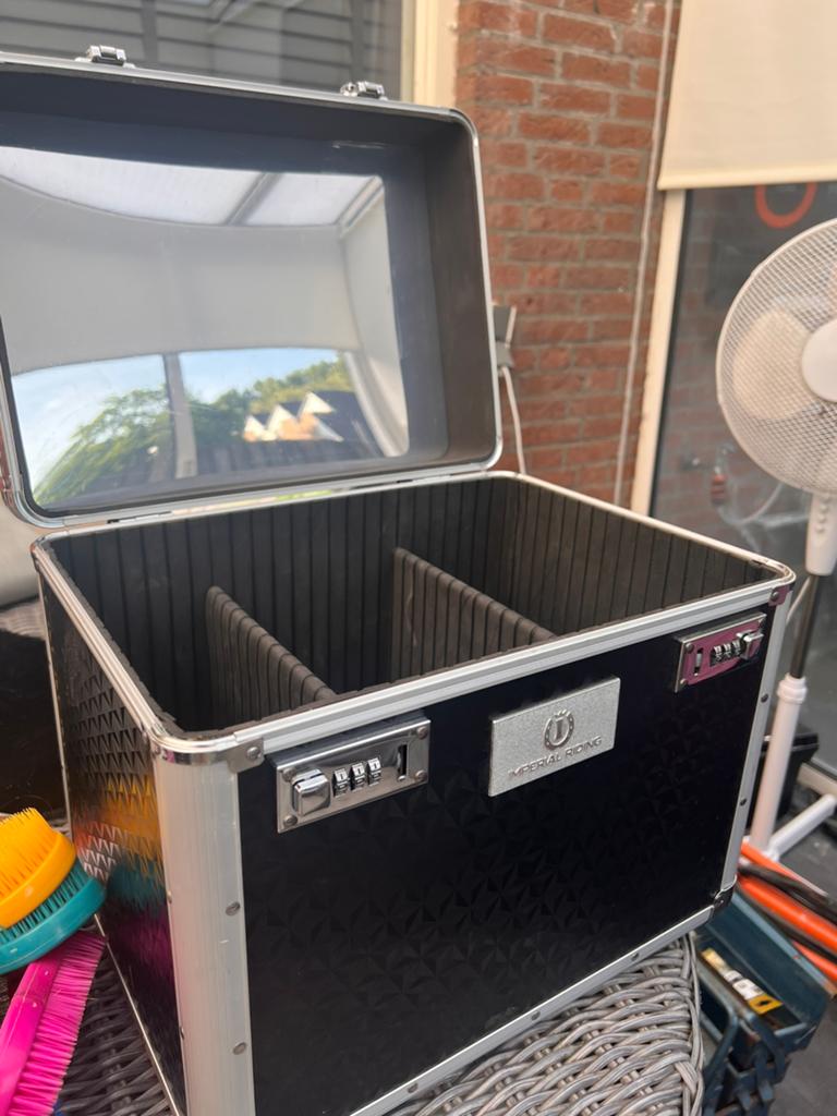 Te koop poetskoffer met borstels, Dieren en Toebehoren, Ophalen of Verzenden, Zo goed als nieuw