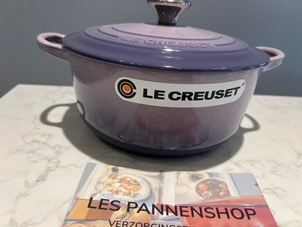 Le Creuset Bleu Berry Purple nieuw 20 cm, Huis en Inrichting, Keuken | Potten en Pannen, Gietijzer, Nieuw, Ophalen of Verzenden