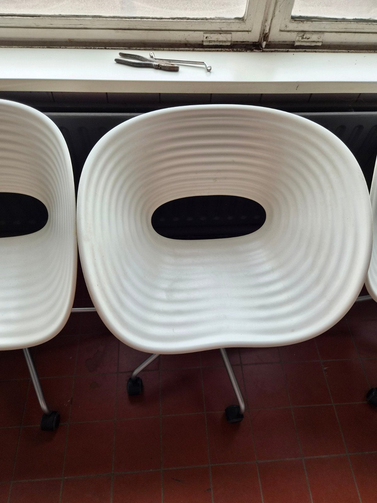 Set van 4 Vitra Tom Vac stoelen met wielen - Ron Arad, Gebruikt, Wit, Ophalen of Verzenden, Vier