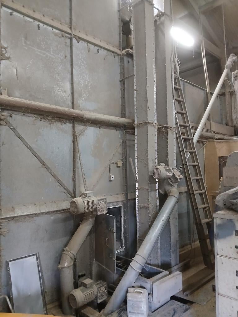 Graansilo met transportbanden en motoren, Zakelijke goederen, Ophalen