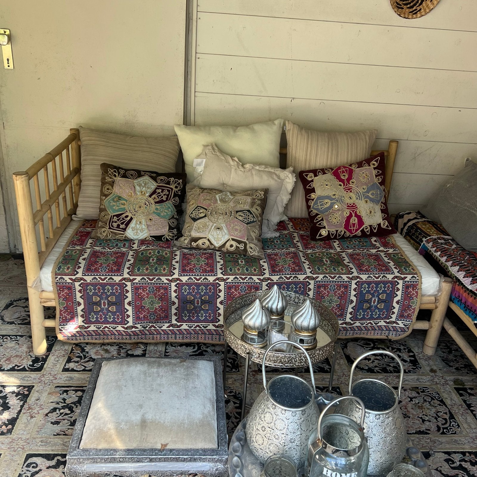 Bamboe loungebank met kleurrijke kussens, Gebruikt, Driepersoons, 75 tot 100 cm, Ophalen of Verzenden