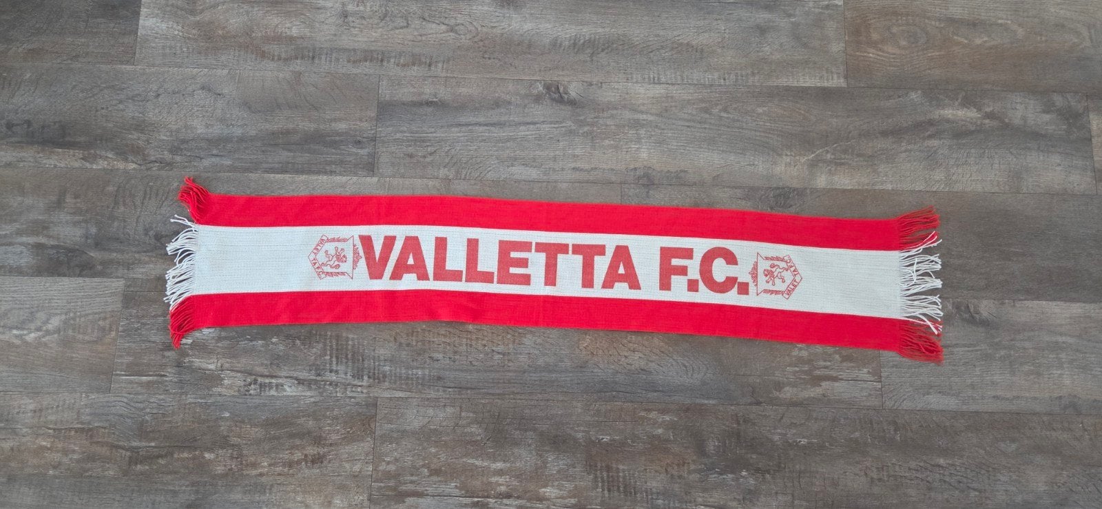 Sjaal Valletta FC, Verzamelen, Sportartikelen en Voetbal, Ophalen of Verzenden, Zo goed als nieuw, Buitenlandse clubs, Vaantje of Sjaal
