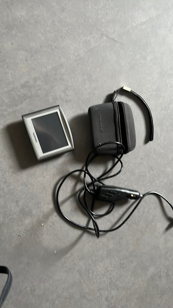 TomTom One  met accessoires., Auto diversen, Autonavigatie, Ophalen of Verzenden, Zo goed als nieuw