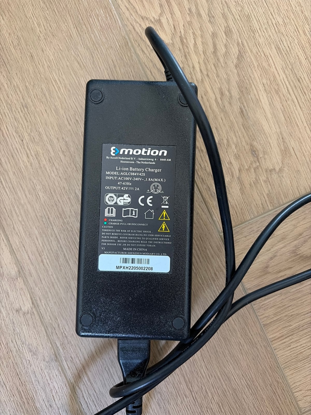 E-motion Li-ion Acculader 42V 2A, Ophalen of Verzenden, Gebruikt