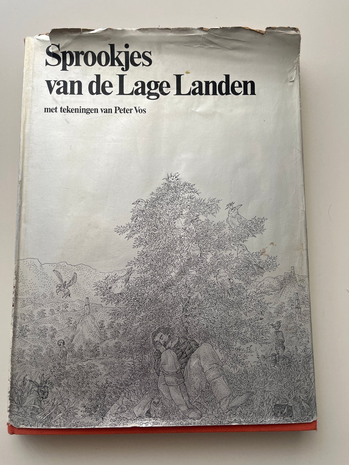 Sprookjes van de Lage Landen - Peter Vos illustraties, Boeken, Ophalen of Verzenden, Gelezen