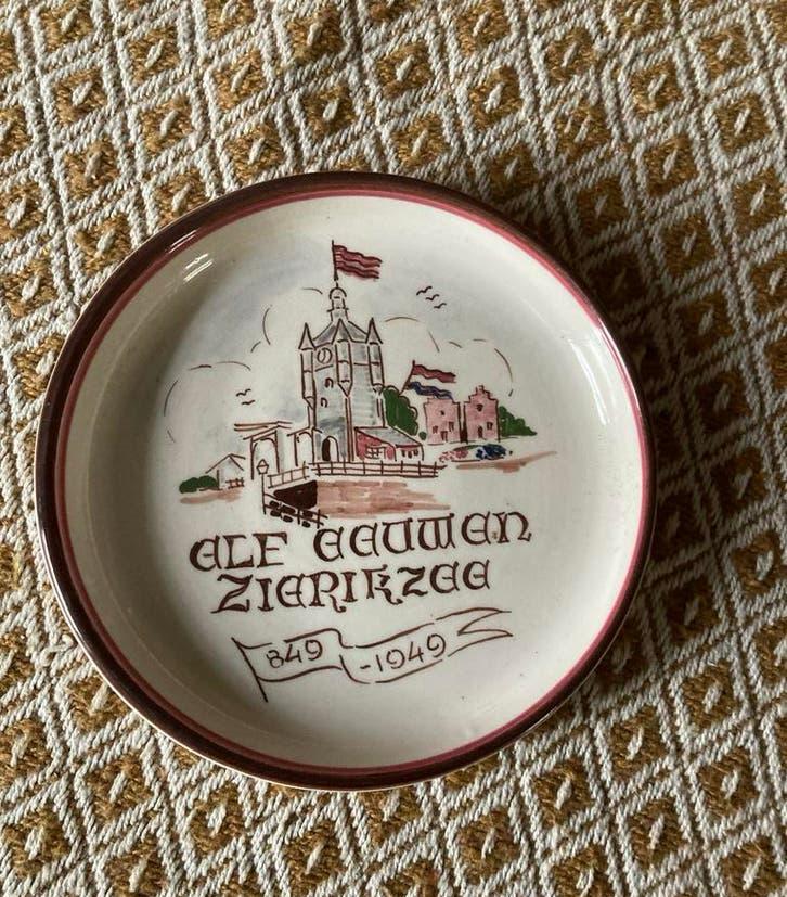 Vintage gedenkbord Elf eeuwen Zierikzee 849-1949, Ø 13 cm, Ophalen of Verzenden