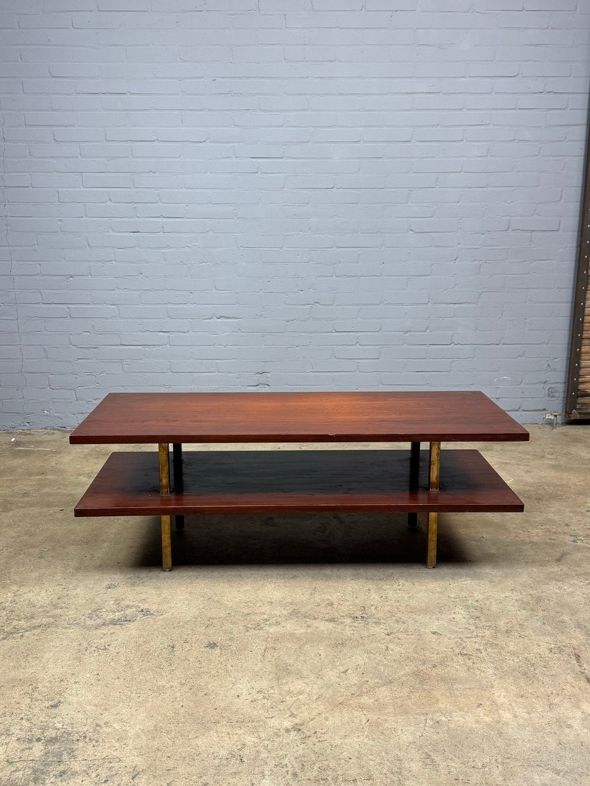 Vintage Art Deco salontafel van notenhout met messing poten, Ophalen of Verzenden, Zo goed als nieuw