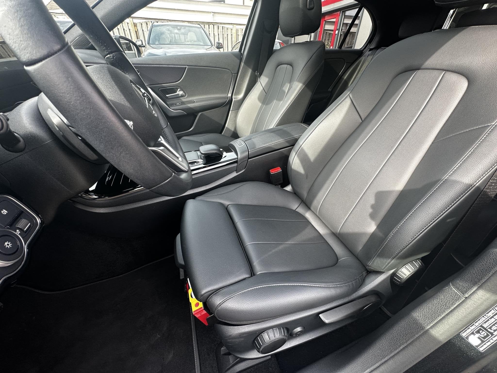 Mercedes-Benz A-klasse 250 e Luxury SOH 98.5% Pano|Sfeer|Mat, Auto's, Dealer onderhouden, 4 cilinders, 16 kWh, Zwart