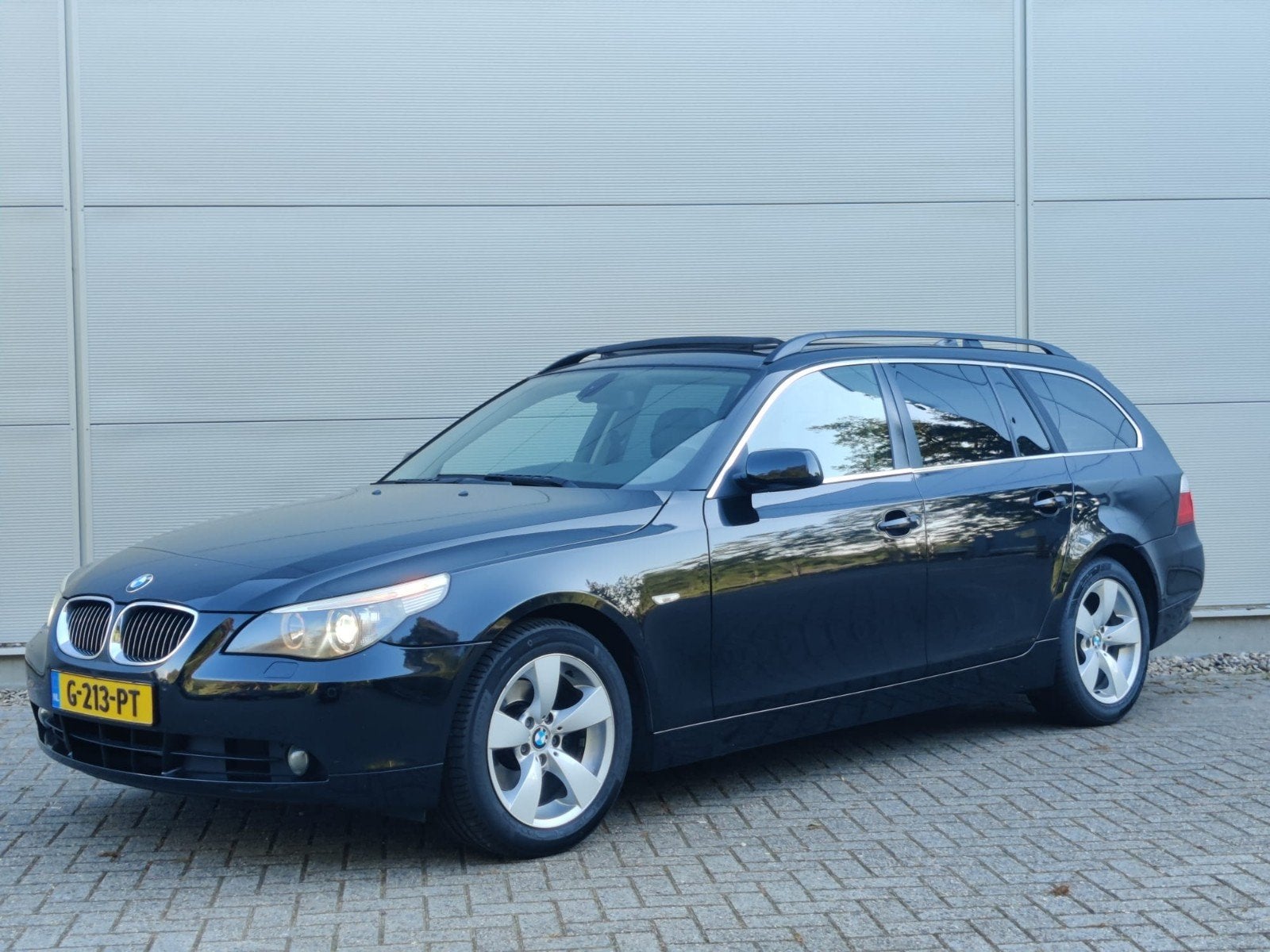 BMW 5-Serie 525i Touring AUT 2004 Zwart BTW, Auto's, BMW, Automaat, Achterwielaandrijving, Zwart, 2000 kg